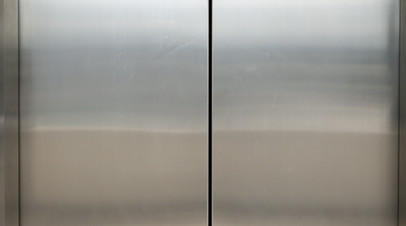 В Краснодаре проводят проверку по факту падения лифта в многоэтажке