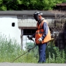 В Курске продолжается масштабная уборка улиц: косят траву и чистят ливнёвки