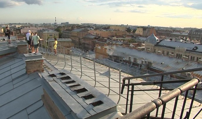 Более 400 штрафов за рекламу экскурсий по крышам выписали в Петербурге с начала года