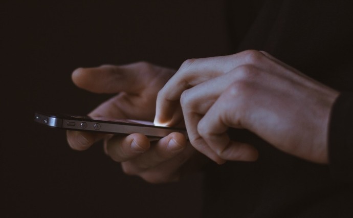 В Южно-Сахалинске установили личность грабителя, который забрал телефон на улице и потерял его