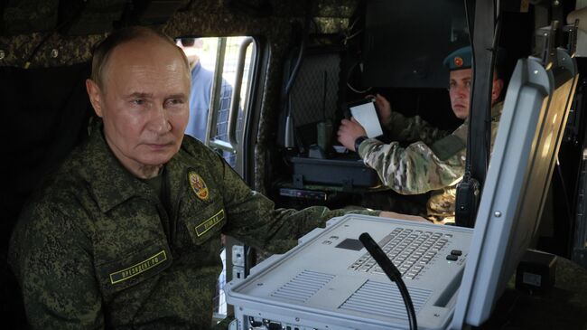 Путин осмотрел машину командира батальона на полигоне "Мулино"
