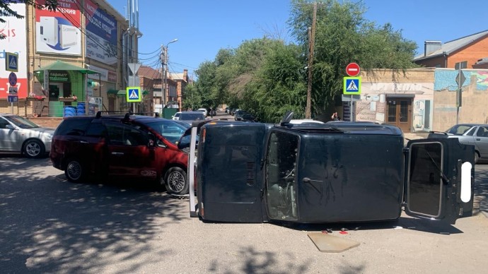 В Астрахани автомобиль протаранил иномарку и перевернулся