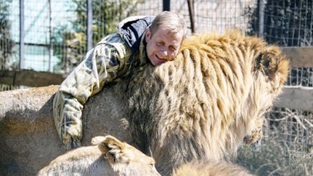 Владелец парка "Тайган", пострадавший от нападения льва, вышел на работу