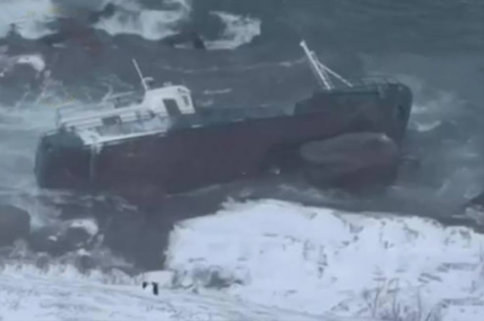 Два судна открепились от причала у берегов Териберки Два судна открепились от причала у берегов Териберки