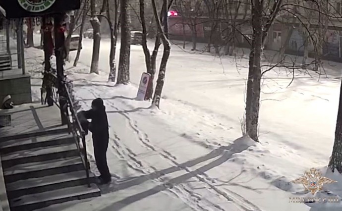 В Корсакове объявился Гринч: мужчина украл новогодние украшения из парикмахерской и кофейни