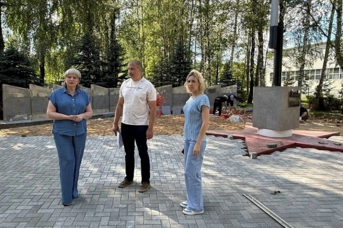 В Смоленском округе обновляют Аллею ветеранов в Печерске