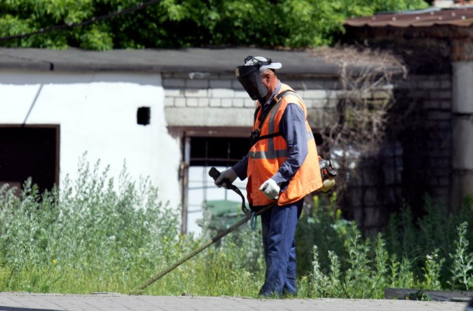 В Курске продолжается масштабная уборка улиц: косят траву и чистят ливнёвки