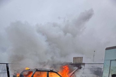 В центре Киришей сгорел легковой автомобиль