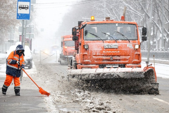 Городские службы Москвы продолжают очищать улицы города от снега