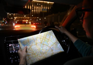 Автоэксперт назвал бумажные путеводители «провалом в прошлое к динозаврам»