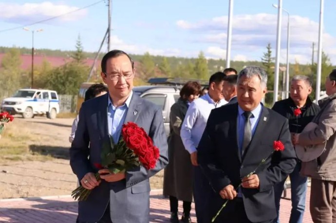 Глава Якутии почтил память Александра Иванова в Оленьке