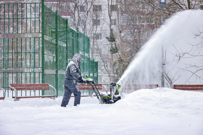 Работа городских служб по ликвидации последствий снегопада ведется круглосуточно