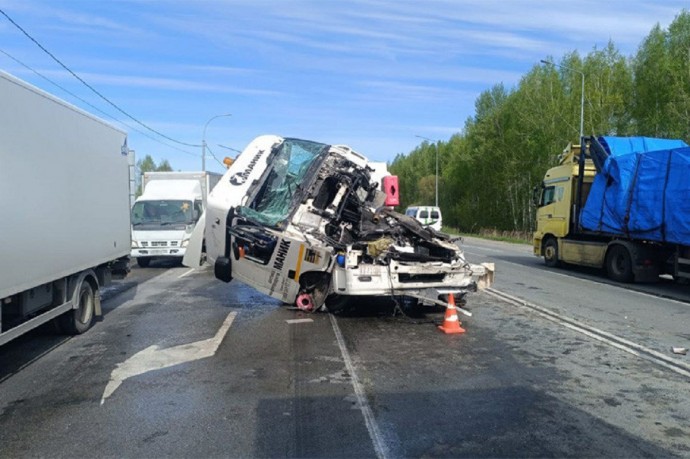 Цепная авария произошла на трассе под Новосибирском из-за бензовоза