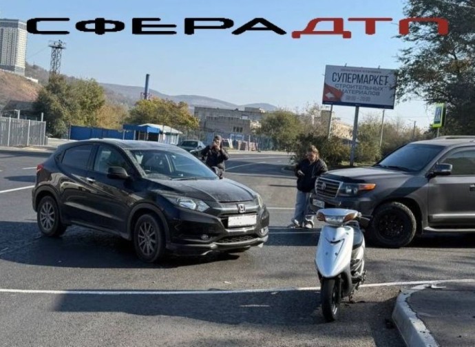 Во Владивостоке мопедист устроил ДТП с иномаркой Во Владивостоке мопедист устроил ДТП с иномаркой