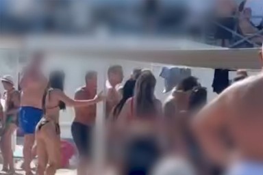 Девушки на пляже в Одессе устроили массовую потасовку