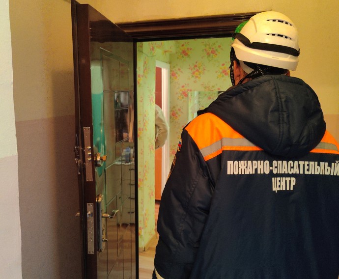 Пензенские спасатели помогли медикам попасть в квартиру по улице Радужной