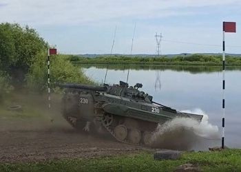 В Приамурье курсанты ДВОКУ преодолевали водные преграды на бронетехнике