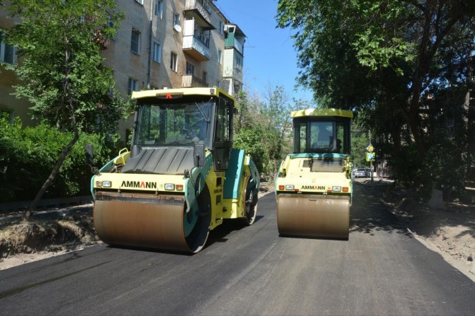 На площади Шаумяна в Астрахани обновляют асфальт