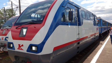 В день защиты детей поезд «Сказка» открыл сезон на Октябрьской детской железной дороге