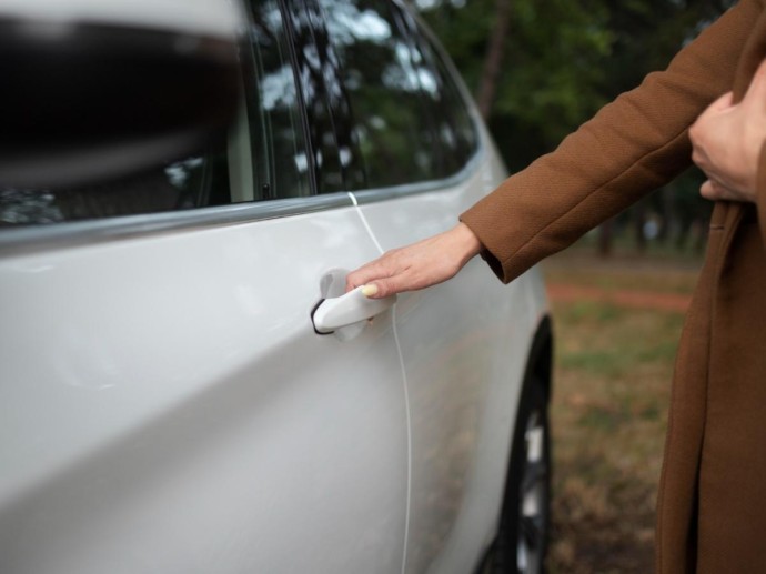 Машина не прощает грубости: привычка, из-за которой двери отвечают скрипом и провисанием Машина не прощает грубости: привычка, из-за которой двери отвечают скрипом и провисанием