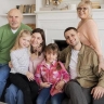 В каком возрасте люди начинают походить на своих родителей: ученые назвали цифры