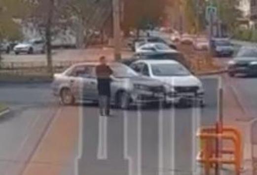 На Западной поляне в Пензе столкнулись две Лады, движение осложнено На Западной поляне в Пензе столкнулись две Лады, движение осложнено