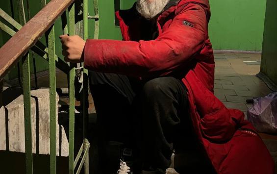 В Курске волонтёры помогли мужчине, который долгое время жил в подъезде В Курске волонтёры помогли мужчине, который долгое время жил в подъезде