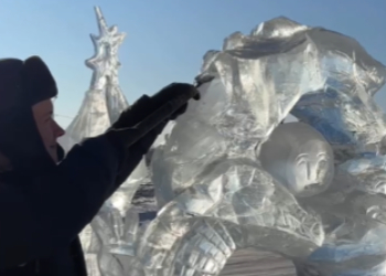 Благовещенцев зовут любоваться на ледовые фигуры