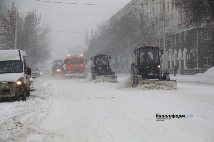 В Башкирии для уборки снега планируют задействовать более 3,3 тысяч техники В Башкирии для уборки снега планируют задействовать более 3,3 тысяч техники