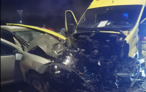 В Тульской области в лобовом столкновении с машиной скорой помощи погибла женщина В Тульской области в лобовом столкновении с машиной скорой помощи погибла женщина