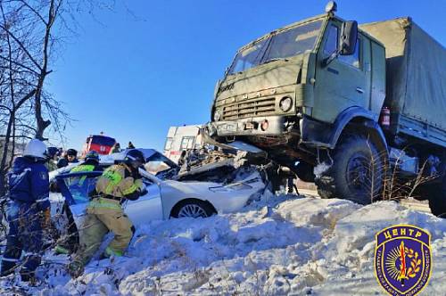 Водителя Тойоты зажало в салоне при столкновении легковушки с грузовиком в Приамурье Водителя Тойоты зажало в салоне при столкновении легковушки с грузовиком в Приамурье