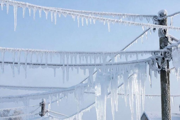 «Шубы» и «ледяные колобахи»: названы главные угрозы для псковских ЛЭП