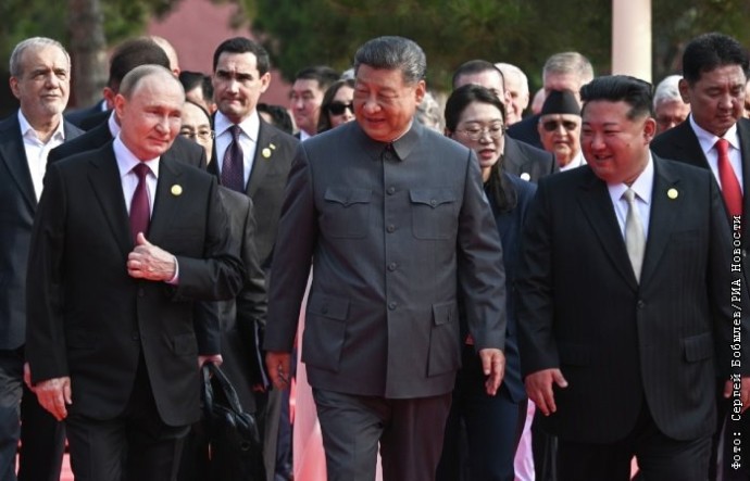 Лидеры РФ, КНР и КНДР пообщались втроем по пути к месту проведения парада Победы в Пекине