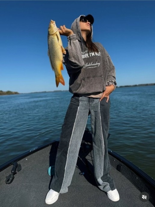 Эпатажный блогер Алексей Жидковский заценил черную икру и пироги с визигой в Астрахани Эпатажный блогер Алексей Жидковский заценил черную икру и пироги с визигой в Астрахани