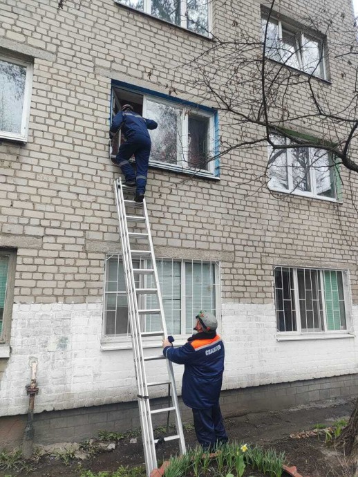 В Курске спасатели вскрыли квартиру на улице Дружбы через окно