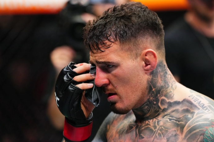 Аспиналл жёстко высказался о Гане, который ткнул ему в глаз во время боя Аспиналл жёстко высказался о Гане, который ткнул ему в глаз во время боя