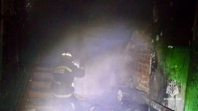 В Башкирии пожарные спасли из горящего дома пять человек