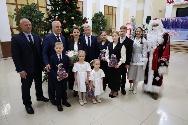 Владимир Чибиркин поздравил с наступающими праздниками многодетную семью из Краснослободского района