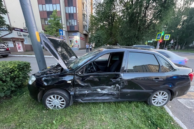 В центре Саранска столкнулись «КИА Селтос» и «Лада Гранта», пострадала 18-летняя девушка