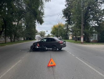 В Саранске 39-летняя женщина на мотоцикле "Кавасаки" попала в ДТП с "Ладой Грантой"