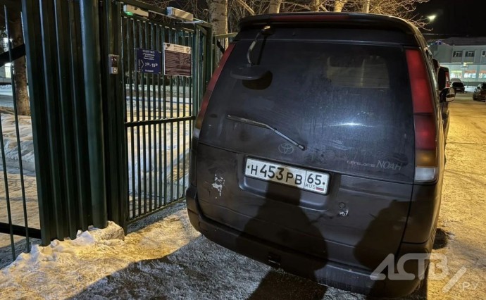 Автохам заблокировал вход в детский сад в Южно-Сахалинске
