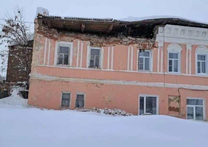 В Спасске Пензенской области обрушилась часть здания городской администрации