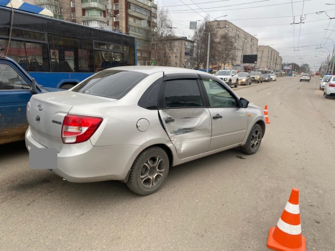 В Кирове на Московской столкнулись «Скания» и «Гранта» В Кирове на Московской столкнулись «Скания» и «Гранта»
