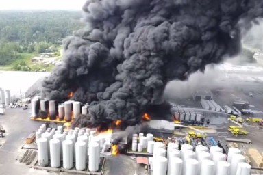 В США произошел мощный взрыв на крупном заводе, окрестности заволокло густым дымом