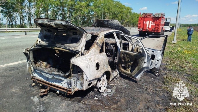 В Башкирии на трассе сгорел автомобиль