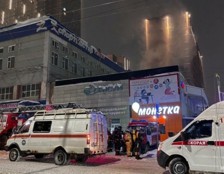 В Уфе ликвидируют пожар в торговом центре
