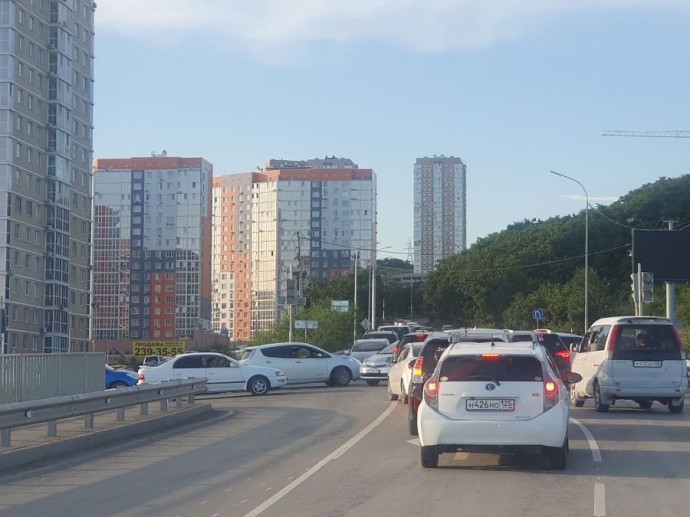 Транспортный коллапс продолжает разворачиваться на самом медийном перекрестке Владивостока