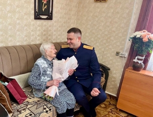 В Куеде Пермского края офицеры ведомства навестили и поздравили ветерана Великой Отечественной войны Ольгу Ивановну Назарову со столетним юбилеем