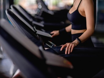 Наклон дорожки увеличивает расход калорий — Verywell Fit