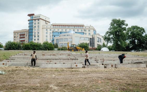 В центре Курска благоустраивают новую общественную зону на «полугоре» по улице Дзержинского